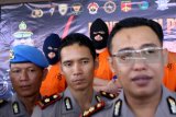 Kapolres Banyuwangi AKBP Donny Adityawarman bersama anggotanya menunjukan barang bukti sabu beserta tersangka saat rilis di Polres Banyuwangi, Jawa Timur, Senin (16/4). Kepolisian Banyuwangi berhasil mengamankan dua WNA asal Amerika dan tiga orang WNI saat pesta narkoba jenis sabu dikawasan wisata Pantai Pulau Merah di Banyuwangi. Antara Jatim/Budi Candra Setya/zk/18.