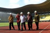 Wakil Presiden Jusuf Kalla (tengah) bersama Menteri Pekerjaan Umum dan Perumahan Rakyat (PUPR) Basuki Hadimuljono (kedua kanan) dan Pejabat Sementara (Pjs) Wali Kota Bekasi Ruddy Gandakusumah (kedua kiri) meninjau venue Asian Games 2018 Stadion Patriot Candrabhaga, di Bekasi, Jawa Barat, Jumat (27/4/2018). Peninjauan tersebut guna melihat kesiapan Stadion Patriot Candrabhaga yang masih dalam tahap renovasi untuk venue Asian Games 2018 cabang olahraga sepak bola. (ANTARA FOTO/Risky Andrianto) 