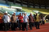 Wakil Presiden Jusuf Kalla (ketiga kanan) bersama Menteri Pekerjaan Umum dan Perumahan Rakyat (PUPR) Basuki Hadimuljono (kedua kanan) dan Pejabat Sementara (Pjs) Wali Kota Bekasi Ruddy Gandakusumah (ketiga kiri) meninjau venue Asian Games 2018 Stadion Patriot Candrabhaga, di Bekasi, Jawa Barat, Jumat (27/4/2018). Peninjauan tersebut guna melihat kesiapan Stadion Patriot Candrabhaga yang masih dalam tahap renovasi untuk venue Asian Games 2018 cabang olahraga sepak bola. (ANTARA FOTO/Risky Andrianto) 