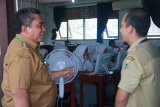 H Nadjmi Adhani didampingi Kepala Dinas Pendidikan Kota Banjarbaru Dr Hj Rahma Khairita dan Sekretaris Dinas Pendidikan Kota Banjarbaru Sartiyuni serta Kepala Kantor Kementerian Agama Kota  Banjarbaru H Zainal Ilmi memantau pelaksanaan UNBK di SMA Negeri 1 Banjarbaru dan SMA Negeri 2 Banjarbaru. Peserta UNBK 2018b khusus Banjarbaru sekitar 286 termasuk Madrasyah Aliyah Miftahul Khairiah.Foto Antaranews Kalsel/hms/f