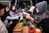 Pengunjung memadati pasar malam tradisional Olehsari, Banyuwangi, Jawa Timur, Sabtu (14/4). Pasar kuliner khas suku osing yang digelar setiap Sabtu malam tersebut, sebagai upaya menarik kunjungan wisatawan dan menggerakan perekonomian masyarakat. Antara Jatim/Budi Candra Setya/zk/18.