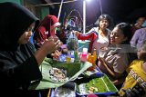 Pengunjung memadati pasar malam tradisional Olehsari, Banyuwangi, Jawa Timur, Sabtu (14/4). Pasar kuliner khas suku osing yang digelar setiap Sabtu malam tersebut, sebagai upaya menarik kunjungan wisatawan dan menggerakan perekonomian masyarakat. Antara Jatim/Budi Candra Setya/zk/18.