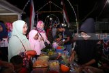 Pengunjung memadati pasar malam tradisional Olehsari, Banyuwangi, Jawa Timur, Sabtu (14/4). Pasar kuliner khas suku osing yang digelar setiap Sabtu malam tersebut, sebagai upaya menarik kunjungan wisatawan dan menggerakan perekonomian masyarakat. Antara Jatim/Budi Candra Setya/zk/18.