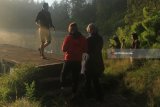 Pengunjung menikmati suasana pagi di kawasan wisata danau Ranu Regulo, Lumajang, Jawa Timur, Sabtu (21/4). Danau yang berada di ketinggian 2100 diatas permukaan laut (dpl) tersebut merupakan salah satu tempat favorit para pendaki untuk beristirahat sebelum melanjutkan perjalanan ke puncak Gunung Semeru. Antara Jatim/Ari Bowo Sucipto/zk/18.