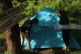 Pengunjung menikmati suasana pagi di kawasan wisata danau Ranu Regulo, Lumajang, Jawa Timur, Sabtu (21/4). Danau yang berada di ketinggian 2100 diatas permukaan laut (dpl) tersebut merupakan salah satu tempat favorit para pendaki untuk beristirahat sebelum melanjutkan perjalanan ke puncak Gunung Semeru. Antara Jatim/Ari Bowo Sucipto/zk/18.