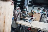 Peserta workshop Brotherwood mengikuti kelas membuat furnitur maupun pajangan dinding dari kayu di Bandung, Jawa Barat, Jumat (6/4). Kegiatan tersebut dalam rangka memberikan pengetahuan dan pengalaman kepada masyarakat dalam membuat hiasan dinding atau mebel. ANTARA JABAR/M Agung Rajasa/agr/18