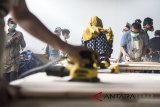 Peserta workshop Brotherwood mengikuti kelas membuat furnitur maupun pajangan dinding dari kayu di Bandung, Jawa Barat, Jumat (6/4). Kegiatan tersebut dalam rangka memberikan pengetahuan dan pengalaman kepada masyarakat dalam membuat hiasan dinding atau mebel. ANTARA JABAR/M Agung Rajasa/agr/18