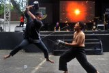 Dua pesilat dari PDB (Paguyuban Debus Banten) memeragakan jurus pukul palu saat pergelaran Panggung Kreativitas dan Aksi Pemuda di Serang, Banten, Senin (24/4). Acara yang digelar Dispora Banten bersama KNPI tersebut menampilkan aneka kreasi seni serta kreatifitas pemuda termasuk pemuda dengan kebutuhan khusus. ANTARA FOTO/Asep Fathulrahman/foc/18.