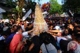 Kirab gunungan telur Paskah