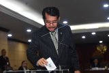 Pimpinan Rapat Pleno Hakim Anwar Usman memasukkan surat suara pemilihan Ketua Mahkamah Konstitusi (MK) periode 2018-2020 di gedung MK, Jakarta, Senin (2/4). Dalam rapat tersebut Anwar Usman terpilih secara voting sebagai Ketua MK periode 2018-2020. (ANTARA FOTO/Sigid Kurniawan)