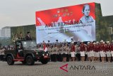 Presiden Joko Widodo (ketiga kiri) memeriksa pasukan peserta Apel Bersama Memperingati Hari Kartini Tahun 2018 di Lapangan Silang Monas, Jakarta, Rabu (25/4). Apel tersebut diikuti oleh sekitar 10 ribu peserta yang berasal dari Korps Wanita TNI, Polwan, gabungan ASN dari kementerian dan lembaga, Satpol PP, Tagana, Paskibra, Menwa, Pramuka dan perwakilan dari berbagai organisasi wanita. ANTARA FOTO/Widodo S Jusuf/wdy/2018.