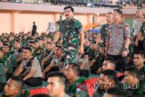 Panglima TNI, Marsekal Hadi Tjahjanto (kiri) bersama Kapolri, Jenderal Pol Tito Karnavian (kedua kanan) memasuki ruangan saat akan memberikan arahan kepada prajurit TNI dan Polri di Gedung Serba Guna Stadion Hadi Murthala, Banda Aceh, Kamis (19/4). Panglima TNI, Marsekal Hadi Tjahjanto dan Kapolri, Jenderal Pol Tito Karnavian dalam arahannya menyampaikan agar prajurit TNI dan personil Polri memperkuat solidaritas, sinergitas dan netralitas. ANTARA FOTO/Ampelsa/wdy/2018