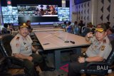 Kapolda Bali Irjen Pol Petrus Reinhard Golose (kanan) bersama Wakapolda Bali Brigjen Pol I Gede Alit Widana (kiri) meninjau sekaligus meresmikan Command Center di Mapolda Bali, Rabu (11/4). Pembangunan sistem Command Center tersebut menelan anggaran sebesar Rp6 miliar yang bersumber dari Diva Polri sekaligus didukung oleh sistem Smart City kabupaten/kota seluruh Bali untuk menunjang pelaksanaan IMF 2018 di Nusa Dua, Bali. ANTARA FOTO/Wira Suryantala/wdy/2018.