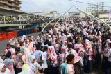 Ratusan siswa SMP melakukan aksi coret seragam usai mengikuti ujian nasional, di kawasan cagar budaya Titi Gantung, Medan, Sumatera Utara, Kamis (26/4). Para siswa mengaku aksi coret seragam tersebut merupakan tradisi yang sudah dilakukan senior mereka sebelumnya dan sebagai bentuk kegembiraan usai mengikuti ujian nasional. ANTARA FOTO/Irsan Mulyadi/aww/18.