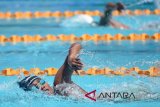 Perenang putra asal Bali I Kadek Harry Sukma mengikuti penyisihan gaya bebas putra 400 meter dalam Festival Akuatik Indonesia (FAI) 2018 di Kolam Renang KONI Jawa Timur, Surabaya, Senin (16/4). Ajang tahunan yang masuk dalam agenda PB PRSI ini diikuti total 701 atlet dari 30 provinsi dan berlangsung hingga 22 April mendatang. ANTARA FOTO/M Risyal Hidayat/wdy/2018.