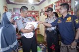 Kapolres HST AKBP Sabana Atmojo didampingi Kasat Reskrim dan anggota Kapolsek Limpasu serta beberapa Polwan menggendong dan bercanda dengan bayi di Desa Limpasu Rt 07 Rw 04,Rabu (4/4) malam.Bayi tersebut sekarang dirawat oleh seorang Bidan di daerah tersebut. Sebelumnya warga sempat digegerkan penemuan bayi  perempuan di sebuah kamar mandi yang berada di dalam rumah yang tidak berpenghuni di Gayaba Desa Limpasu Kecamatan Limpasu Kabupaten Hulu Sungai Tengah (HST) pada hari Selasa (3/4/) sekitar jam 23.00 Wita.Foto:Antaranews Kalsel/hms/f)