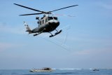 Helikopter dan Kapal Landing Craft Unit (LCU) TNI AL mengevakuasi warga dan tamu VVIP untuk dibawa ke KRI Dr Soeharso saat simulasi penanggulangan bencana di Pantai Mengiat, Nusa Dua, Bali, Kamis (12/4). Simulasi gabungan sinerga antara TNI AL dan BBNPB dengan menggunakan Kapal jenis KRI Dr Soeharso-990, Landing Craft Unit, Helikopter, Sea Reader dan perahu karet tersebut sebagai upaya kesiapsiagaan petugas dalam upaya penanggulangan bencana menjelang pelaksanaan Annual Meeting IMF 2018.  (ANTARA FOTO/Wira Suryantala)