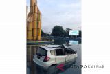 Sebuah mobil Honda Jazz dengan nopol KB 1068 SN berada di dalam kolam air mancur Tugu Digulis, Pontianak, Kalbar, Jumat (6/4). Mobil tersebut melompat masuk ke kolam saat mengalami kecelakaan tunggal yang terjadi pada Jumat (6/4) dini hari pukul 02.30 wib.  ANTARA/Jessica Helena Wuysang/18