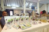 Berbagai produk olahan dari edamame yakni coklat edamame, edamame krispi, dan minuman edamame juga menjadi salah satu andalan produk khas Jember yang dipamerkan dalam pameran produk IKM di pendapa Kabupaten Jember, Jatim, Kamis (26/4). Disperindag Jember mengundang sebanyak 90 lebih IKM untuk memamerkan produk andalannya dalam kegiatan 