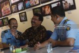 Pelaksana harian (Plh) Kepala Biro Antara Jawa Timur Slamet Hadi Purnomo (tengah) berbincang dengan Kasubbag TU Kanim Kelas II Blitar Ahmad Syahlan (kiri) serta Kasie Lalintuskim Kanim Kelas II Blitar Winarko (kanan) ketika berkunjung ke Kantor LKBN Antara biro Jawa Timur, Surabaya, Rabu (25/4). Kunjungan tersebut dalam rangka silahturahmi dan mempererat hubungan antara dua lembaga. Antara Jatim/Irfan Anshori/zk/18