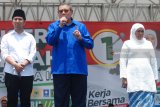 Ketum Partai Demokrat, Susilo Bambang Yudhoyono (dua kanan) saat kampanye akbar pasangan Gubernur dan Wakil GubernurJatim, Khofifah-Emil di Alun-alun Jombang, Jawa Timur, Minggu (1/4). Pasangan Khofifah Indar Parawansa-Emil Elestianto Dardak berjanji akan menjalankan sembilan program kerja unggulan mereka yang diberi Nawa Bhakti Satya, jika terpilih pada Pilgub Jatim 27 Juni 2018 mendatang. Antara Jatim/Syaiful Arif/zk/18