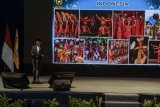 Presiden RI Joko Widodo (kanan) memberi sambutan dan paparan tentang Indonesia saat menghadiri Peringatan Hari Lahir ke-58 Pergerakan Mahasiswa Islam Indonesia (PMII) di Sasana Budaya Ganesha Bandung, Jawa Barat, Selasa (17/4). DPresiden menyampaikan harapan dan semangat melalui mahasiswa khususnya PMII agar mampu menjadi generasi bangsa yang dapat memajukan Indonesia dan menjadikannya sebagai salah satu negara besar serta maju di dunia.   (ANTARA FOTO/Novrian Arbi)