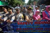 Kapolres Blitar Kota AKBP Adewira Negara Siregar (ketiga kanan) didampingi Kasat Lantas AKP Yanto Mulyanto (ketiga kiri) mengkampanyekan keselamatan berkendara bersama ibu-ibu di halaman depan Mapolres Blitar Kota, Jawa Timur, Selasa (17/4). Selain untuk memperingati hari Kartini, kampanye keselamatan tersebut juga untuk menekan angka korban kecelakaan dari kalangan ibu-ibu dan perempuan. ANTARA FOTO/Irfan Anshori/ama/18