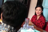 Calon Gubernur Kalbar nomor urut 2, Karolin Margret Natasa berbincang dengan Kepala Biro Antara Kalbar, Teguh Imam Wibowo saat melaksanakan media visit di LKBN Antara Biro Kalbar di Pontianak, Senin (16/4). Karolin bersilaturahmi dengan sejumlah media massa di Pontianak yaitu antara lain LKBN Antara Biro Kalbar, RRI, Tribun Pontianak dan Pontianak Post. ANTARA FOTO Jessica Helena Wuysang/18