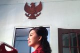 Calon Gubernur Kalbar nomor urut 2, Karolin Margret Natasa berbincang dengan Kepala Biro Antara Kalbar, Teguh Imam Wibowo saat melaksanakan media visit di LKBN Antara Biro Kalbar di Pontianak, Senin (16/4). Karolin bersilaturahmi dengan sejumlah media massa di Pontianak yaitu antara lain LKBN Antara Biro Kalbar, RRI, Tribun Pontianak dan Pontianak Post. ANTARA FOTO Jessica Helena Wuysang/18