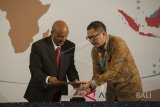 Direktur Utama PT. Garuda Maintenance Facility (GMF) Aero Asia Tbk Iwan Joeniarto (kanan) bertukar naskah kerja sama dengan CEO Ethiopian Airlines, Tewolde Gebremariam (kiri) saat penandatanganan kerja sama disela Forum Indonesia Afrika (IAF) 2018 di Nusa Dua, Bali, Rabu (11/4). Kedua maskapai penerbangan menyepakati kerja sama dalam hal perawatan pesawat. ANTARA FOTO/Nyoman Budhiana/wdy/2018.