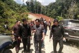 Wakil Ketua Komisi V DPR RI, Lasarus bersama Kementerian Pekerjaan Umum didampingi Bupati Kapuas Hulu meninjau pembangunan jalan paralel perbatasan Kalimantan di wilayah Kabupaten Kapuas Hulu Provinsi Kalimantan Barat. (Foto Antaranews/Timotius)