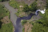 Foto udara limbah industri di Sungai Cihaur yang bermuara ke Sungai Citarum di Kecamatan Padalarang, Kabupaten Bandung Barat, Jawa Barat, Rabu (11/4). Meski adanya larangan membuang limbah oleh Kementerian Lingkungan Hidup dan Kehutanan, data dari Wahana Lingkungan Hidup Indonesia (Walhi) mencatat setidaknya 25 perusahaan di Kabupaten Bandung Barat masih membuang limbah industri ke anak Sungai Citarum ini.  (ANTARA FOTO/Raisan Al Farisi)