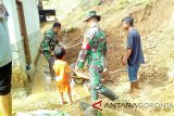 Koramil 13/Sumalata dan BPBD dibantu warga, membersihkan longsoran di Desa Hutokalo Kecamatan Sumalata Gorontalo Utara.