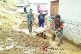 Koramil 13/Sumalata dan BPBD dibantu warga, membersihkan longsoran di Desa Hutokalo Kecamatan Sumalata Gorontalo Utara.