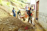 Koramil 13/Sumalata dan BPBD dibantu warga, membersihkan longsoran di Desa Hutokalo Kecamatan Sumalata Gorontalo Utara.