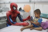 Anggota komunitas Sahabat Anak Kanker berkostum Spiderman ketika menghibur pasien anak-anak di Bangsal Anak, Rumah Sakit Syaiful Anwar, Malang, Jawa Timur, Sabtu (28/4). Kegiatan tersebut untuk memberi semangat dan dukungan terhadap pasien anak-anak terutama penderita kanker. ANTARA FOTO/Ari Bowo Sucipto/Spt/18.