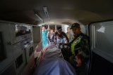 Petugas TNI membawa jenazah korban minuman keras (miras) oplosan ke dalam ambulans di Rumah Sakit Umum Daerah (RSUD) Cicalengka, Kabupaten Bandung, Jawa Barat, Jumat (13/4). RSUD Cicalengka mencatat, hingga saat ini korban miras oplosan yang meninggal di RSUD Cicalengka sebanyak 34 orang, serta satu orang masih menjalani perawatan intensif.  (ANTARA FOTO/Raisan Al Farisi)