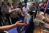 Kapolda Jatim Irjen Pol Machfud Arifin (kedua kiri) menunjukkan barang bukti minuman keras (miras) yang berhasil disita selama Operasi Tumpas Narkoba Semeru 2018 di Polda Jatim, Surabaya, Jawa Timur, Rabu (25/4/2018). Sebanyak 50.070 botol miras berbagai jenis dan merek disita Polda Jatim, Polrestabes Surabaya, Polres Pelabuhan Tanjung Perak Surabaya dan Polresta Sidoarjo dalam operasi yang digelar selama 10 hari tersebut. (ANTARA FOTO/Didik Suhartono)