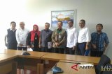 Kamis (12/4) siang tiga direksi baru Perum LKBN Antara menerima Salinan Keputusan Menteri BUMN yakni Direktur Pemberitaan Akhmad Munir (dua dari kanan),  Direktur Komersial dan  Teknologi Informasi  Hempi N Prajudi (dua dari kiri) , Direktur Keuangan  Nina Kurnia Dewi (tiga dari kanan) foto bersama dengan Deputi Bidang Usaha Pertambangan, Industri Strategis dan Media F.Harry Sampurno di gedung kementerian BUMN Jakarta .Foto Antaranews Kalsel/com/f 