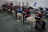 Atlet menembak National Paralympic Commitee (NPC) menjalani pemusatan latihan nasional (Pelatnas) di kawasan Stadion Manahan, Solo, Jawa Tengah, Selasa (3/4). Sebanyak 11 atlet mengikuti pemusatan latihan tersebut untuk persiapan Asian Paragames 2018 di Jakarta Oktober mendatang.  (ANTARA FOTO/Mohammad Ayudha)