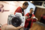 Kamera mirrorless Canon EOS M50 warna putih ditunjukkan saat peluncurannya di Bandung, Jawa Barat, Rabu (25/4). Canon EOS M50 dilengkapi prosesor gambar Digic 8, sensor CMOS ukuran APS-C 24,1 megapiksel dan memiliki kemampuan merekam video dengan format Full HD dan 4K serta dibandrol dengan harga Rp 10.26 juta untuk body only. ANTARA FOTO/M Agung Rajasa/ama/18