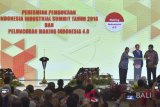 Presiden Joko Widodo (tengah) didampingi Menteri Perindustrian Airlangga Hartarto (kanan) dan Menko Perekonomian Darmin Nasution (kiri) membuka Industrial Summit 2018 sekaligus peluncuran Making Indonesia 4.0 di Jakarta, Rabu (4/4). Program Making Indonesia 4.0 merupakan upaya membangun industri manufaktur yang berdaya saing global melalui percepatan implementasi Industri 4.0. ANTARA FOTO/Puspa Perwitasari/wdy/2018.