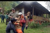 Personel gabungan Polisi Hutan, Polri, dan Satpol PP mengevakuasi penghuni bangunan liar saat pembongkaran bangunan liar di Blok Cisadon, Mega Mendung, Puncak, Bogor, Jawa Barat, Selasa (24/4). Sebanyak 14 bangunan liar yang berdiri di atas lahan 368 hektare milik Perhutani dibongkar sebagai tindak lanjut pascapenyegelan lahan pada Februari 2018 lalu. ANTARA FOTO/Yulius Satria Wijaya/kye/18.