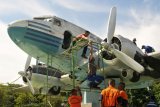 Sejumlah Tehnisi PT Garuda Maintenance Facility (GMF) Aero Asia dibantu siswa Sekolah Penerbangan Aceh mengerjakan pemugaran Replika Pesawat RI 001 di Banda Aceh, Aceh, Senin (2/4). Pemugaran replika Pesawat RI 001 sumbangan rakyat Aceh untuk Pemerintah Indonesia dalam mempertahankan Kemerdekaan RI yang juga cikal bakal penerbangan nasional itu untuk memperbaiki bagian badan pesawat yang mulai rusak. (ANTARA FOTO/Ampelsa/kye/18)