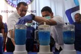 Kepala Badan Narkotika Nasional Provinsi Lampung Brigjen Pol Tagam Sinaga (kiri) memperhatikan pemusnahan barang bukti sabu-sabu dengan cara diblender di kantor Badan Narkotika Nasional Provinsi (BNNP) Lampung, Lampung, Kamis (12/4). BNNP Lampung memusnahkan sabu-sabu seberat 3,5 kilogram senilai Rp3 milyar yang disita dari sejumlah tersangka dalam kurun waktu Januari-Februari 2018. ANTARA FOTO/Ardiansyah/kye/18.