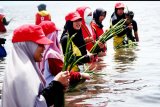 Sejumlah anggota satuan TNI AL Lanal Mamuju dan Palang Merah Indonesia (PMI), melakukan penanaman bibit pohon mangrove di perairan Kelurahan Bebanga, Mamuju, Sulawei Barat, Sabtu (21/4). Penanaman 1.000 bibit pohon mangrove oleh Stasiun Karantina Ikan, Pengendalian Mutu dan Keamanan Hasil (SKIPM) Mamuju untuk merehabilitasi tananaman mangrove yang rusak akibat penebangan liar serta untuk mencegah abrasi. ANTARA FOTO/ Akbar Tado/ama/18