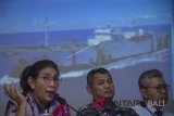 Menteri KKP Susi Pudjiastuti (kiri) didampingi Wakil Kepala Staf TNI Angkatan Laut Laksamana Madya TNI Achmad Taufiqoerrochman (tengah) dan Plt Dirjen Pengawasan Sumber Daya Kelautan dan Perikanan (PSDKP) KKP Nilanto Perbowo (kanan) menyampaikan keterangan pers tindak lanjut penangkapan kapal STS-50 buronan Interpol, di kantor Kementerian Kelautan dan Perikanan (KKP), Jakarta, Rabu (18/4). Tim gabungan di bawah koordinasi Satgas 115 yang terdiri dari TNI AL, KKP, dan Polri telah melakukan pemeriksaan atas kapal STS-50 yang merupakan buronan Interpol guna menelusuri dugaan perdagangan orang dan perbudakan terhadap 20 orang ABK berwarga negara Indonesia yang bekerja di kapal tersebut. ANTARA FOTO/Aprillio Akbar/wdy/2018.