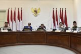 Presiden Joko Widodo (kedua kiri) didampingi Wakil Presiden Jusuf Kalla (ketiga kanan) memimpin rapat terbatas tentang penataan administrasi kependudukan pasca putusan Mahkamah Konstitusi di Kantor Presiden, Jakarta, Rabu (4/4). Presiden memerintahkan Mendagri mengeluarkan Peraturan Menteri Dalam Negeri (Permendagri) untuk memberi batas waktu pengurusan KTP elektronik serta menegaskan bahwa pemerintah wajib menjalankan putusan MK terkait pencantuman status penganut kepercayaan terhadap Tuhan Yang Maha Esa pada KTP elektronik dan Kartu Keluarga.  (ANTARA FOTO/Puspa Perwitasari)