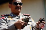 Anggota Kepolisian Polsek Telukbetung Timur menunjukkan dua granat nanas yang diduga masih aktif yang ditemukan di atas tumpukan sampah di Tempat Pembuangan Akhir (TPA) Bakung Bandarlampung, Lampung, Kamis (5/4/2018). Dua granat nanas ditemukan oleh seorang pemulung dan kini sudah diamankan oleh Tim Gegana Polda Lampung. (ANTARAFOTO/Ardiansyah) 