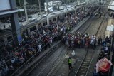 Sejumlah penumpang mengantre saat berpindah kereta rel listrik (KRL) di peron Stasiun Duri, Jakarta, Senin (16/4/2018). Kepadatan penumpang tersebut terjadi karena operasional KA Bandara Soekarno-Hatta ditambah jumlah perjalanan dari 42 menjadi 82 perjalanan, sehingga operasional KRL rute Duri-Tanggerang harus dikurangi dari 90 menjadi 80 perjalanan yang membuat 